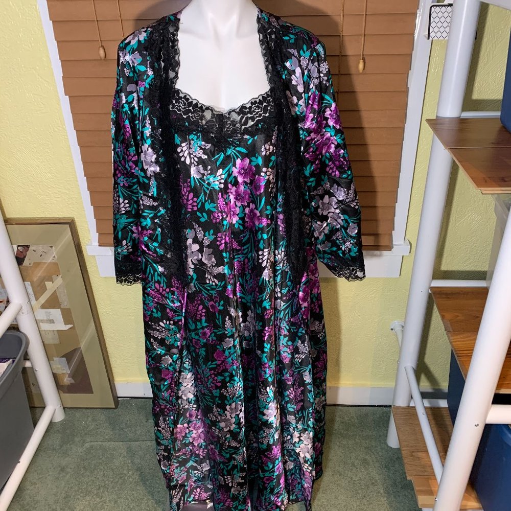 Amoureuse satiny chemise/robe set w/black lace, sz 18/20 no belt but excellent